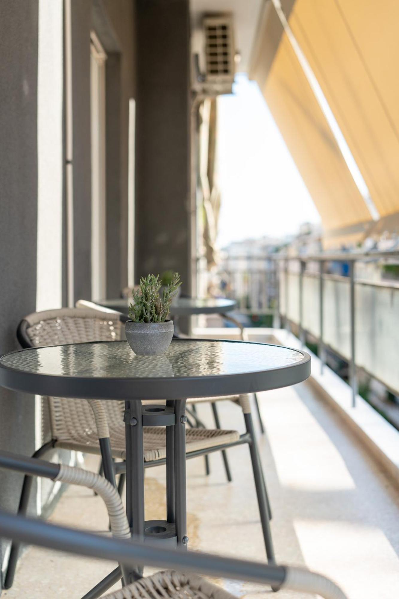 Luxury Apartment Next To The National Museum Athens Exterior photo
